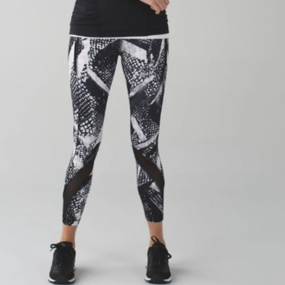 Lululemon Inspire Tight 2 in static‎ mist white/black 25